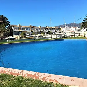 apartamento-en-roses-con-vistas-al-canal-y-piscina.catalonia-hotels.com/